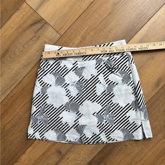 Lady Hagen Golf Skort and Tank Top Set.
Size 2 & Small - Picture 8 of 9